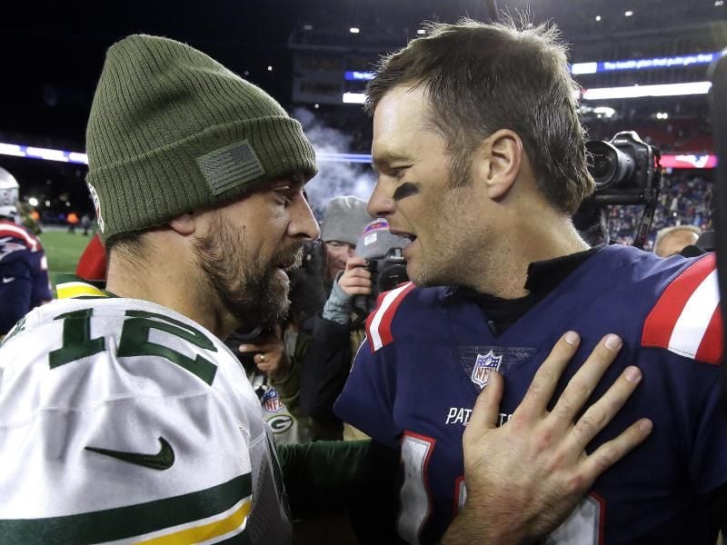 Tom Brady (r) trifft auf Aaron Rodgers. Foto: Steven Senne/AP/dpa