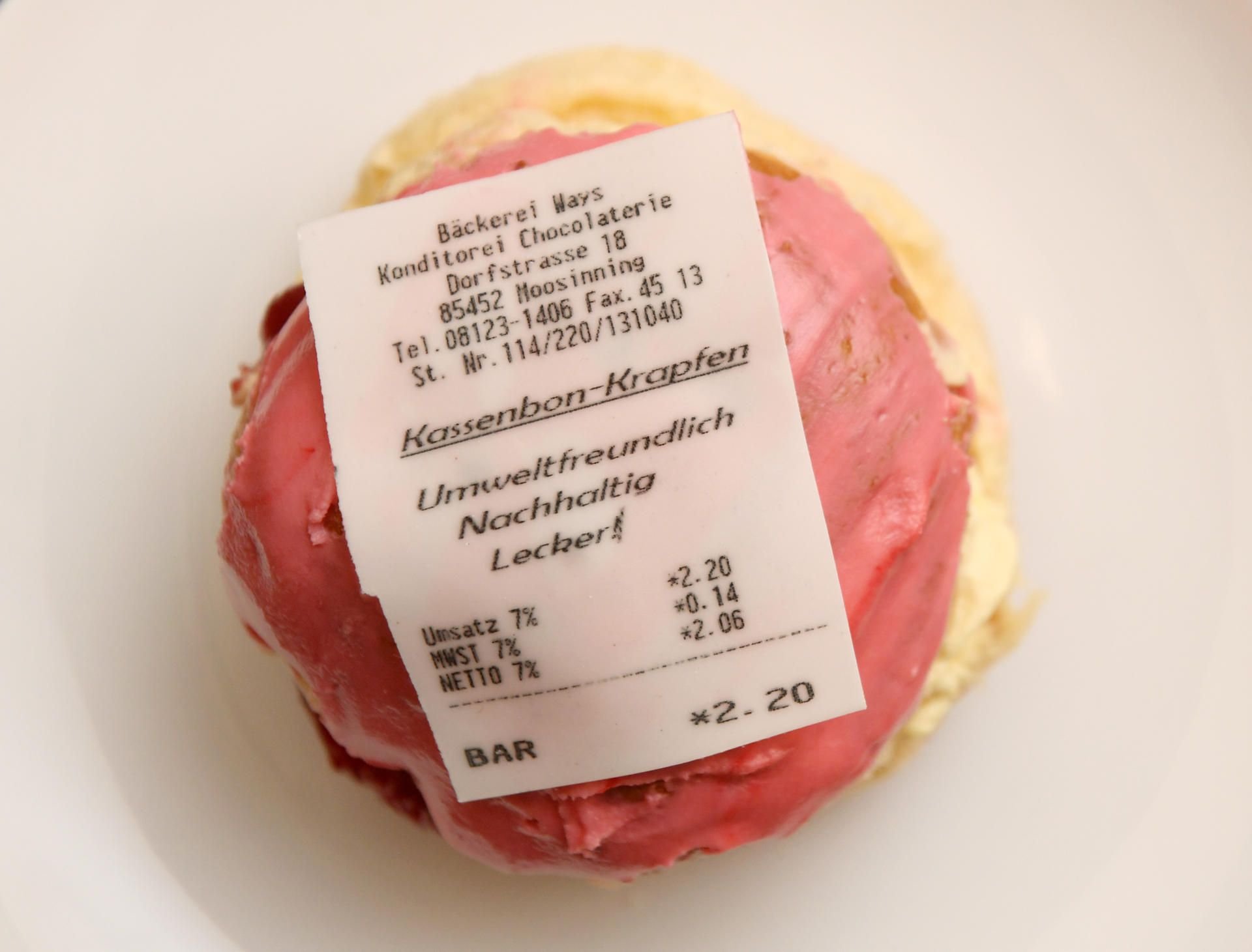 In der Bäckerei Ways werden diese "Kassenbonkrapfen" als Faschingsidee und Reaktion auf die Kassenbonpflicht angeboten.