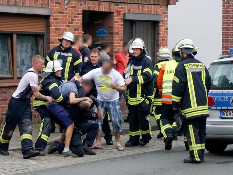 Gaffer behindern in Bremervörde nach dem tödlichen Unfall die Arbeit der Rettungskräfte, es kommt zu Handgreiflichkeiten. Foto: Theo Bick