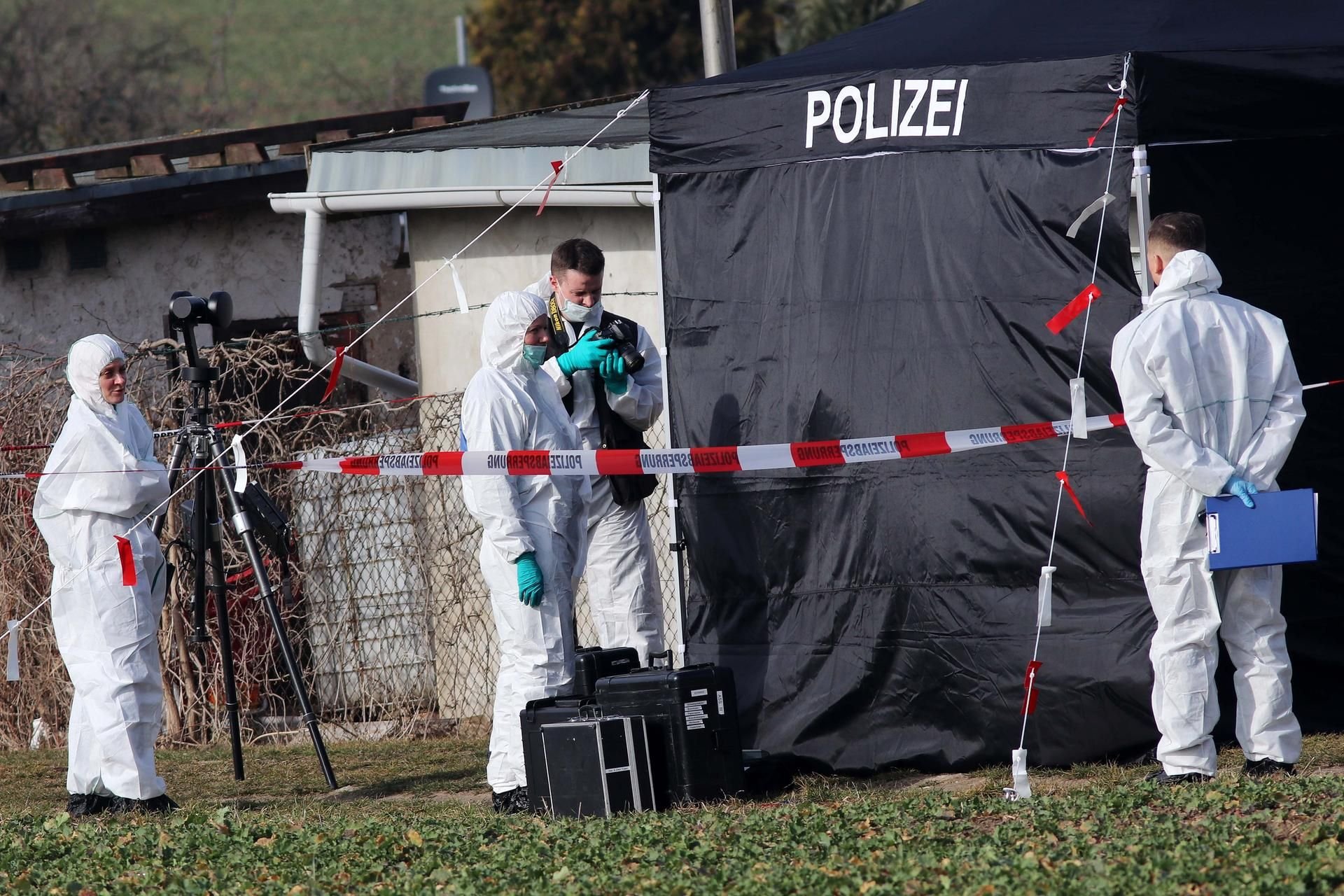 Ermittler der Kriminalpolizei sichern Spuren am Fundort der Leiche in Aschersleben.
