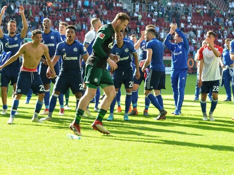 Schalkes Spieler feiern nach dem Sieg in Augsburg ausgelassen die Vize-Meisterschaft. Foto: Stefan Puchner