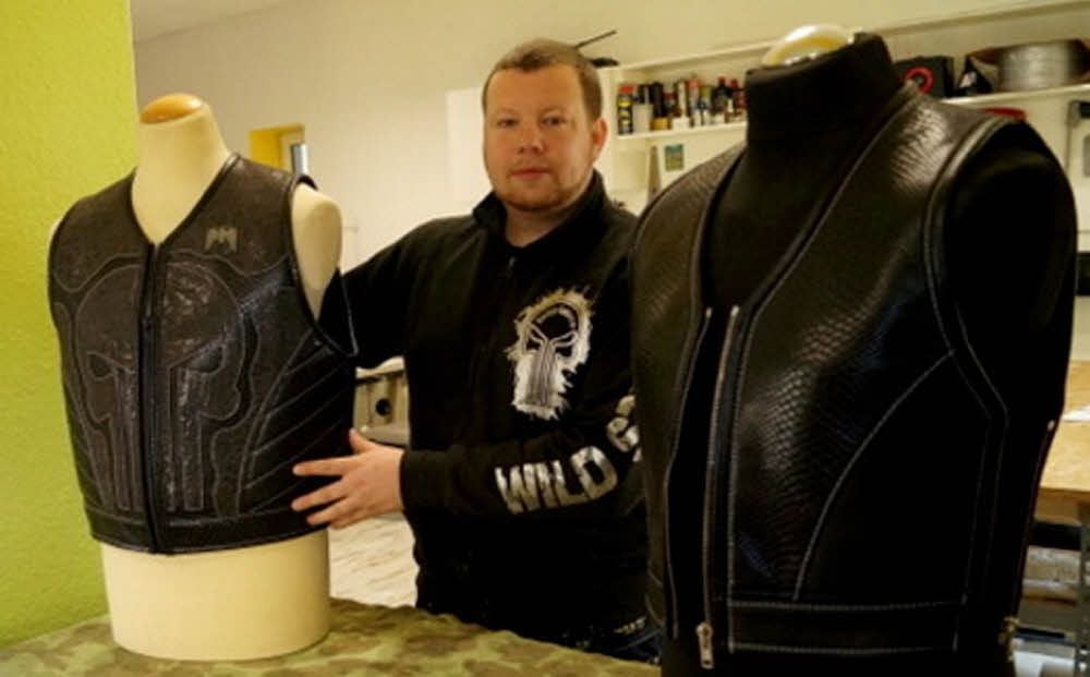 Sven Lüdtke fertigt maßgeschneiderte Westen für Motorradfahrer an.