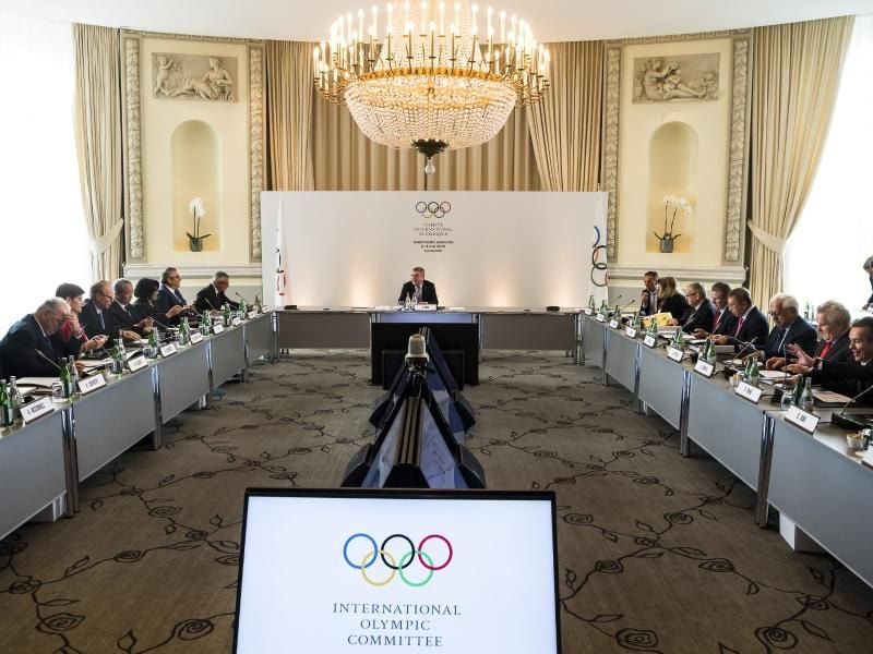 Thomas Bach, Präsident des Internationalen Olympischen Komitees, steht bei der Vorstandssitzung in Lausanne am Rednerpult. Foto: Jean-Christophe Bott/KEYSTONE