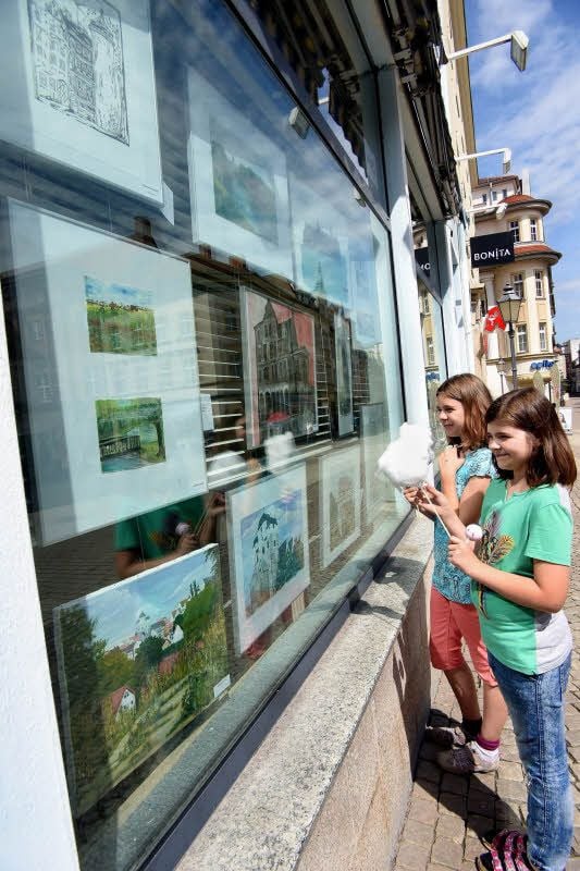 Für die 1050-Jahr-Feier von Zeitz ist die Innenstadt aufgehübscht worden. Hobbykünstler zeigen in der Stadtgalerie Werke in sonst leeren Schaufenstern. Den Schwestern Sophia und Anastasia-Viktoria gefällt es.