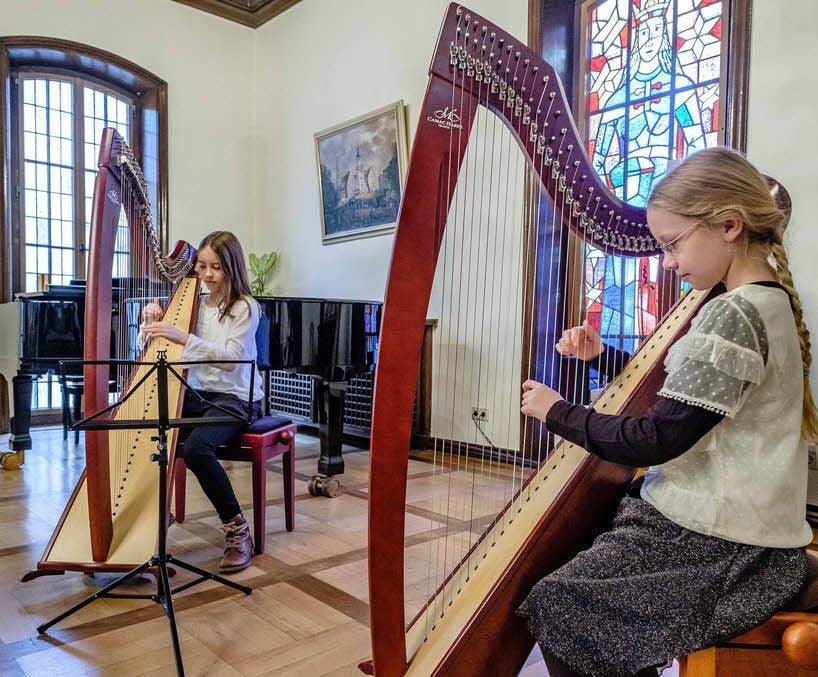 Im Coswiger Ratssaal gab die Musikschule der Stadt ein Konzert zur Vorbereitung von „Jugend musiziert“ unter anderem mit Sophie Pignot (vorn) und Mira Rentsch an den Harfen.