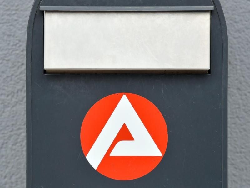 Das Logo der Agentur für Arbeit an einem Briefkasten. Foto: Patrick Pleul/dpa-Zentralbild/ZB/Archivbild