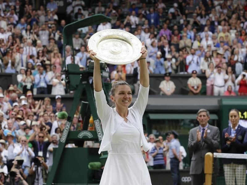 Simona Halep durfte erstmals die Wimbledon-Trophäe in die Höhe halten. Foto: Kirsty Wigglesworth/AP