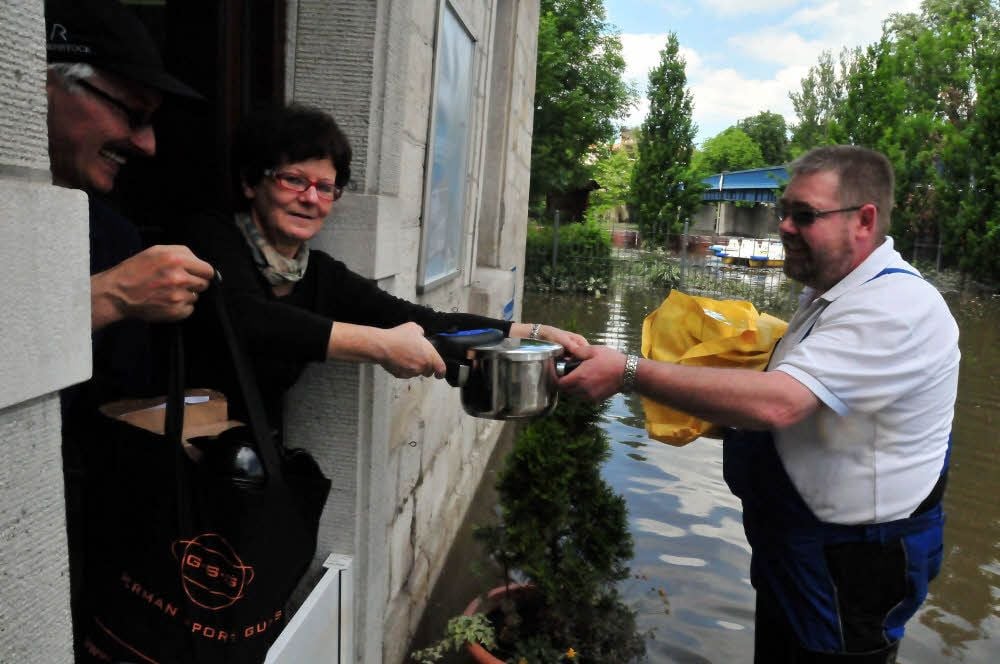 Warmes Essen für Frank und Rosel-Maria Thill: Wolfgang Lehmann (rechts) war 2013 einer der vielen Fluthelfer in Weißenfels.