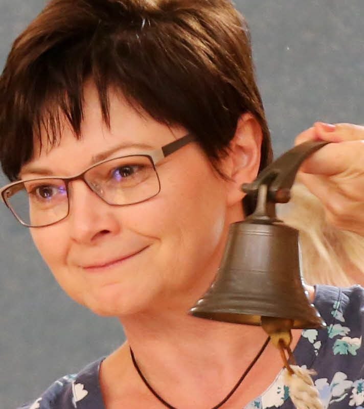 Schulleiterin Sigrid Stucki läutet die erste Schulstunde ein.
