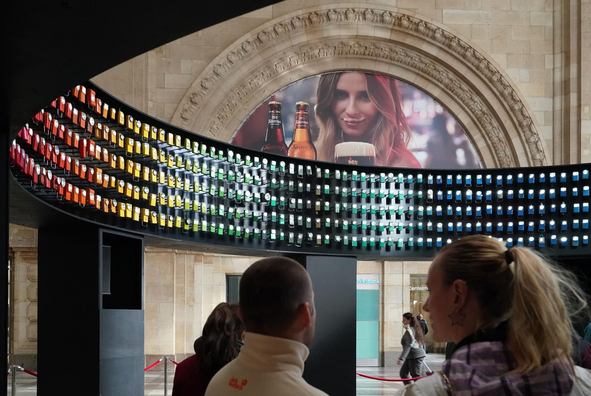 Besucher stehen in der Kunstinstallation «Leipzig-Berlin» aus Anlass des 30. Jahrestages der friedlichen Revolution im Leipziger Hauptbahnhof.