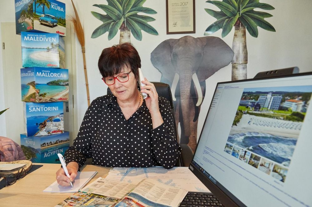Kerstin Stadie ist in ihrem Reisebüro „Touristik Welt“ in Könnern im Moment vor allem mit Stornieren beschäftigt.