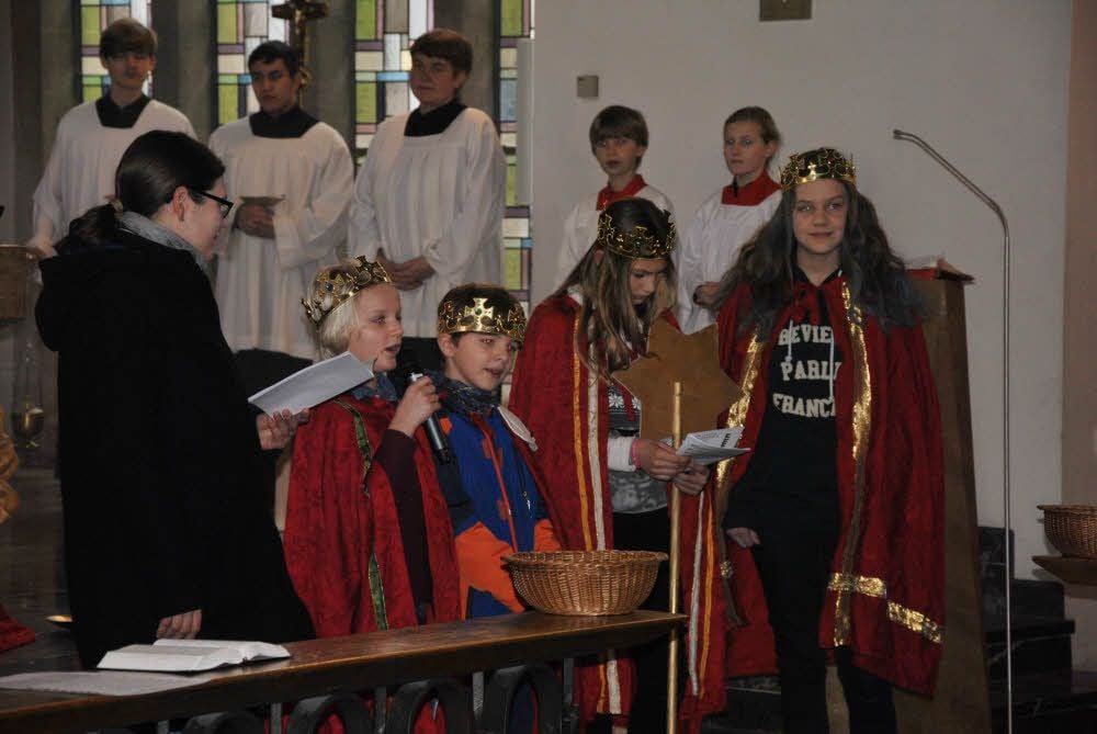 Sternsinger während des Aussendungs-Gottesdienstes in der katholischen Kirche Sankt Peter und Paul in Naumburg.