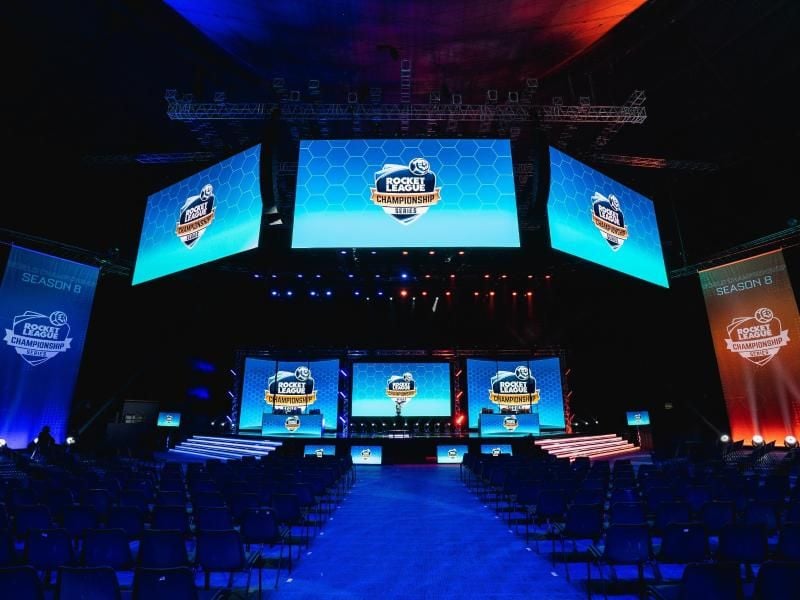 Die Bühne der achten Rocket-League-Weltmeisterschaft. (Archivbild). Foto: Psyonix/dpa