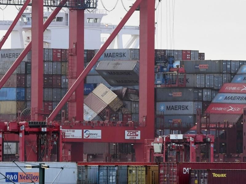 Die „MSC Zoe” liegt mit umgestürzten Containern an der Kaje des Container Terminals. Foto: Carmen Jaspersen