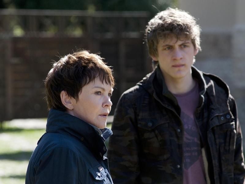 Jäckie (Oskar Bökelmann, r) und Karin (Katrin Sass). Foto: NDR