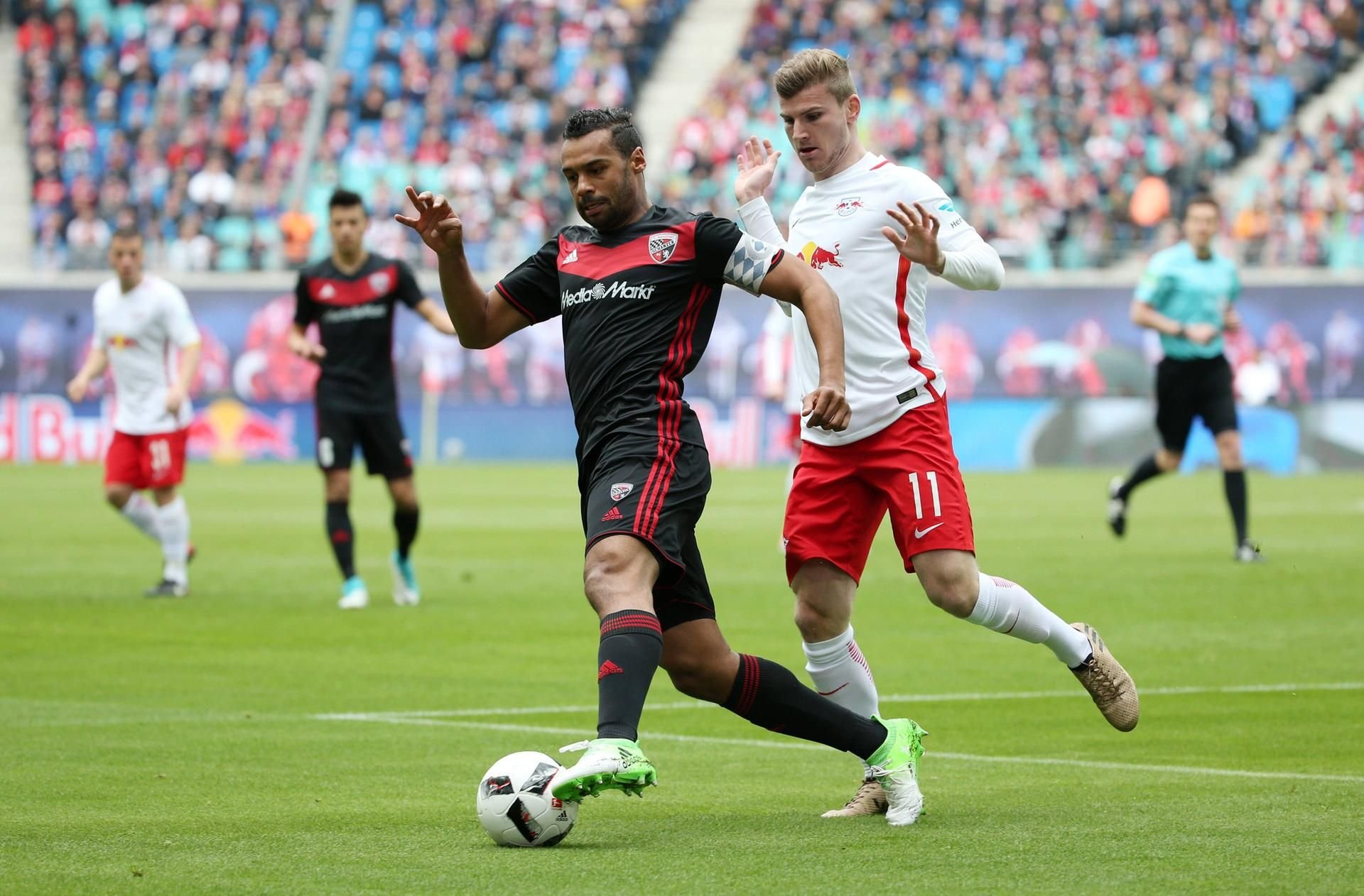 Marvin Matip im Zweikampf mit RB-Stürmer Timo Werner