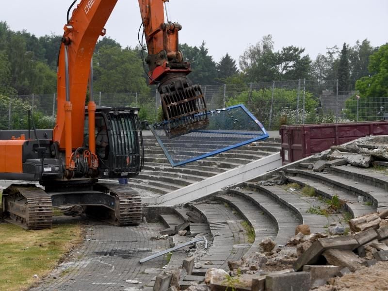 Ein Bagger arbeitet an der Osttribüne im Holsten-Stadion des Bundesliga-Zweitligisten Holstein Kiel. Foto: Carsten Rehder