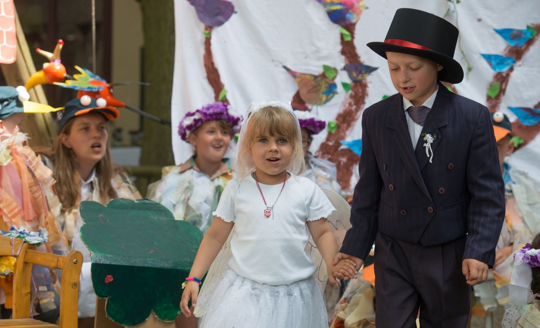 Kinder feiern in der Tagesstätte in Heteborn ein Sommerfest.