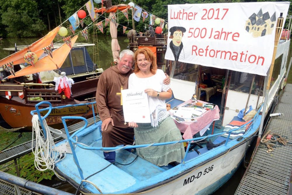 Thomas Wild und seine gute Freundin Andrea Kubale. Der Hallenser schmückt sein Boot regelmäßig für das Laternenfest.