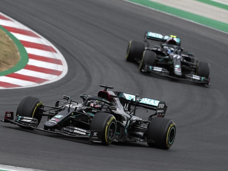 Lewis Hamilton (l) und Valtteri Bottas können in Imola den Konstrukteurs-Titel für Mercedes perfekt machen. Foto: Jose Sena Goulao/EPA Pool/AP/dpa
