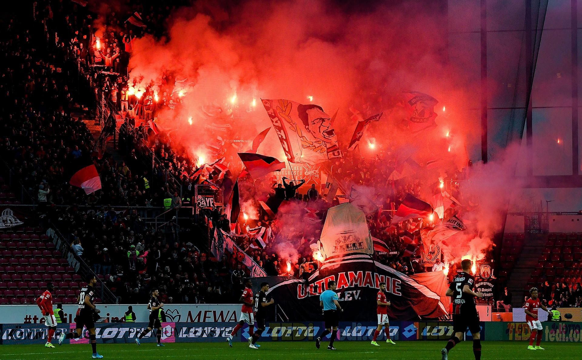 Pyrotechnik, wie hier in Leverkusen, ist im Stadion illegal. Trotzdem wird sie Woche für Woche in allen höheren Ligen gezündet.