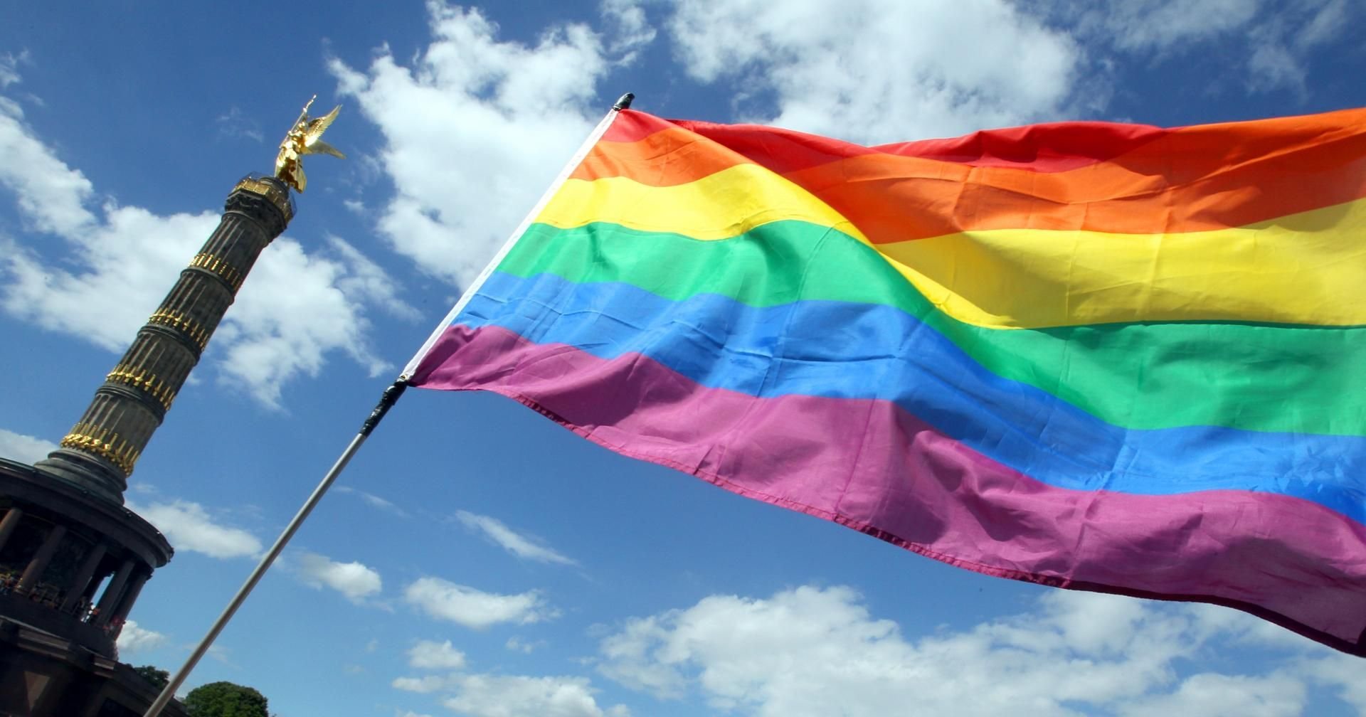 Die Regenbogenfahne weht in Berlin beim Christopher Street Day.