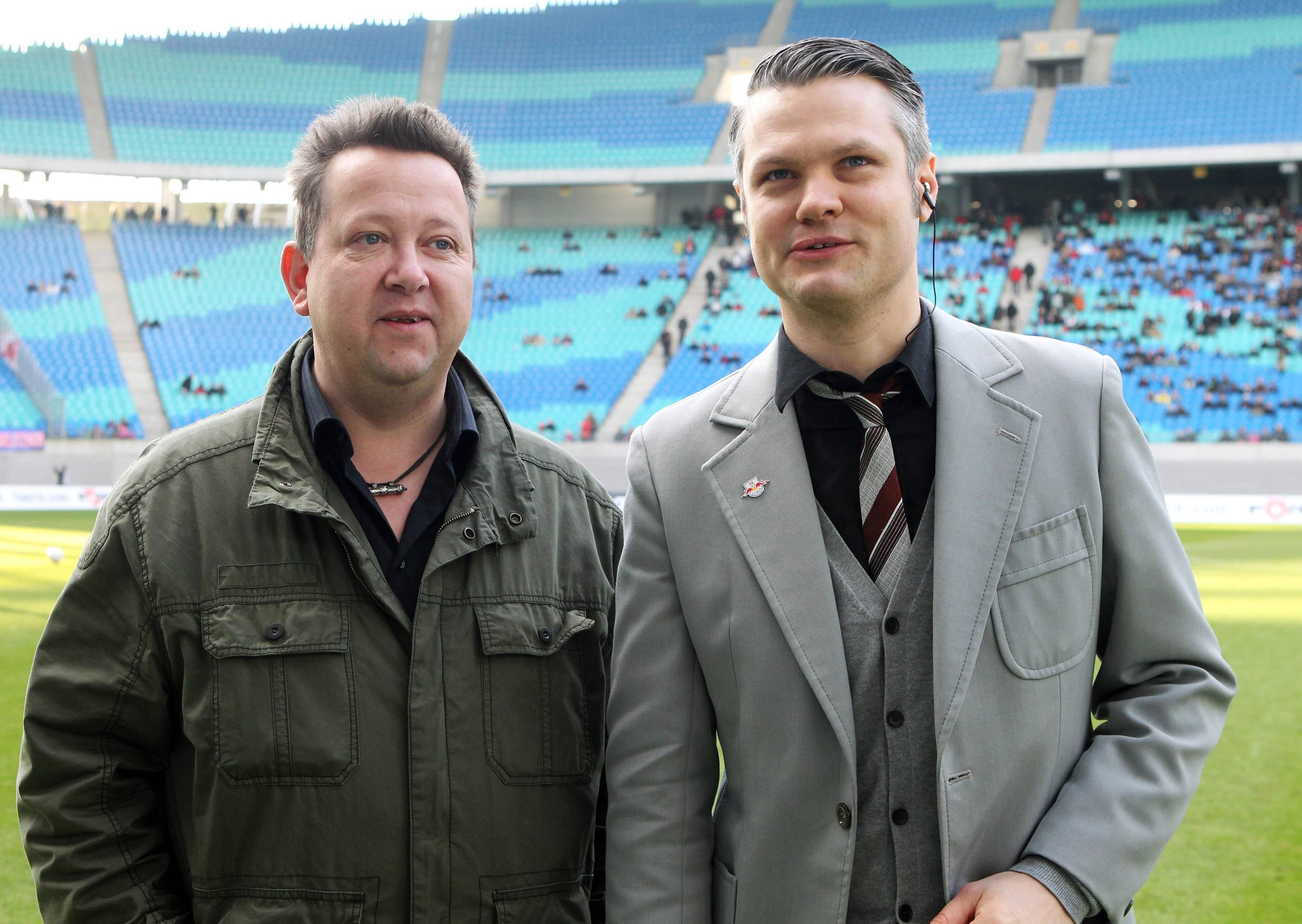 Sebastian Krumbiegel, hier im Interview mit Stadionsprecher Tim Thoelke, wird die neue RB-Hymne präsentieren.