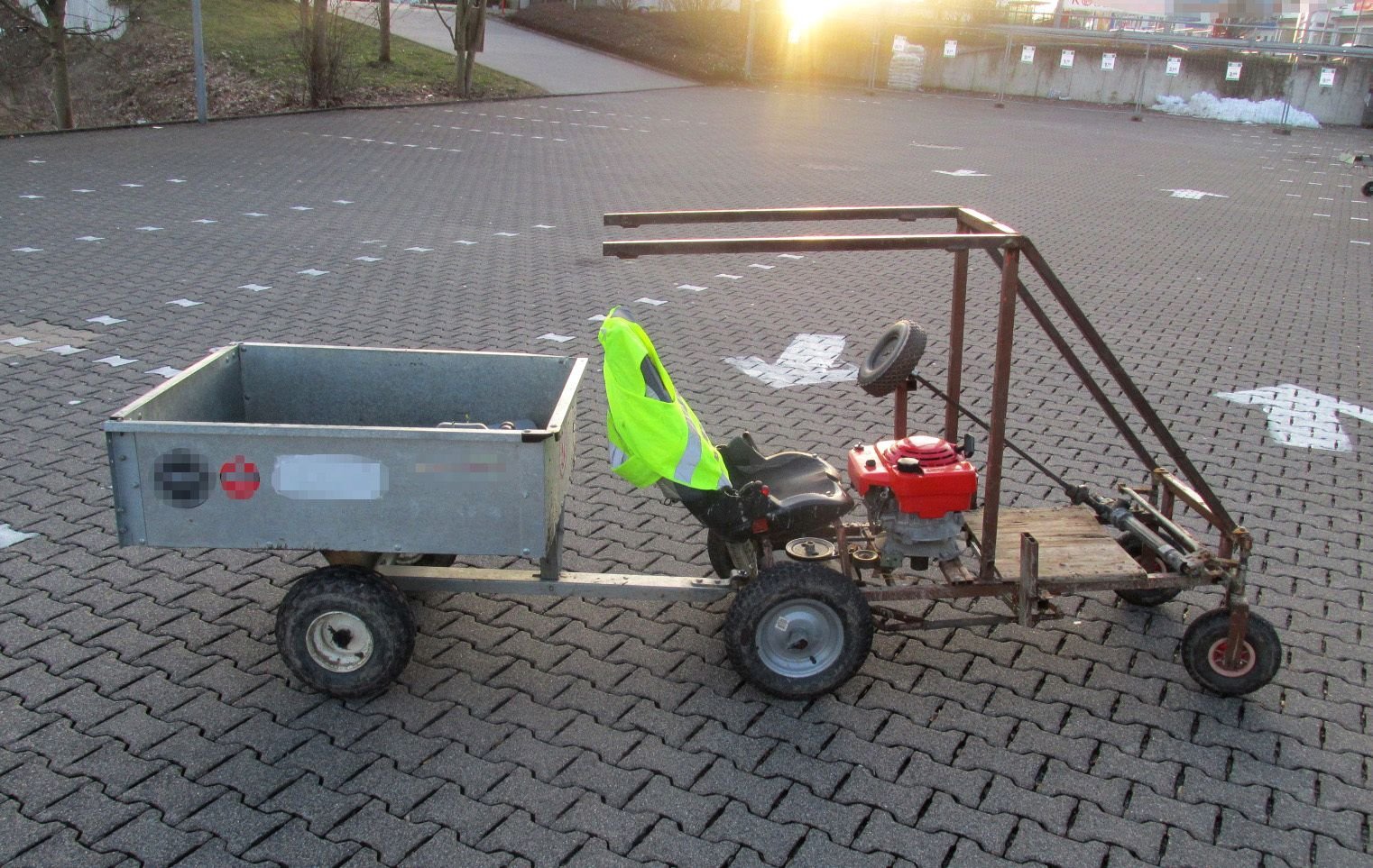 Das selbstgebaute Gefährt steht in Kierspe (Nordrhein-Westfalen) auf einem Parkplatz.