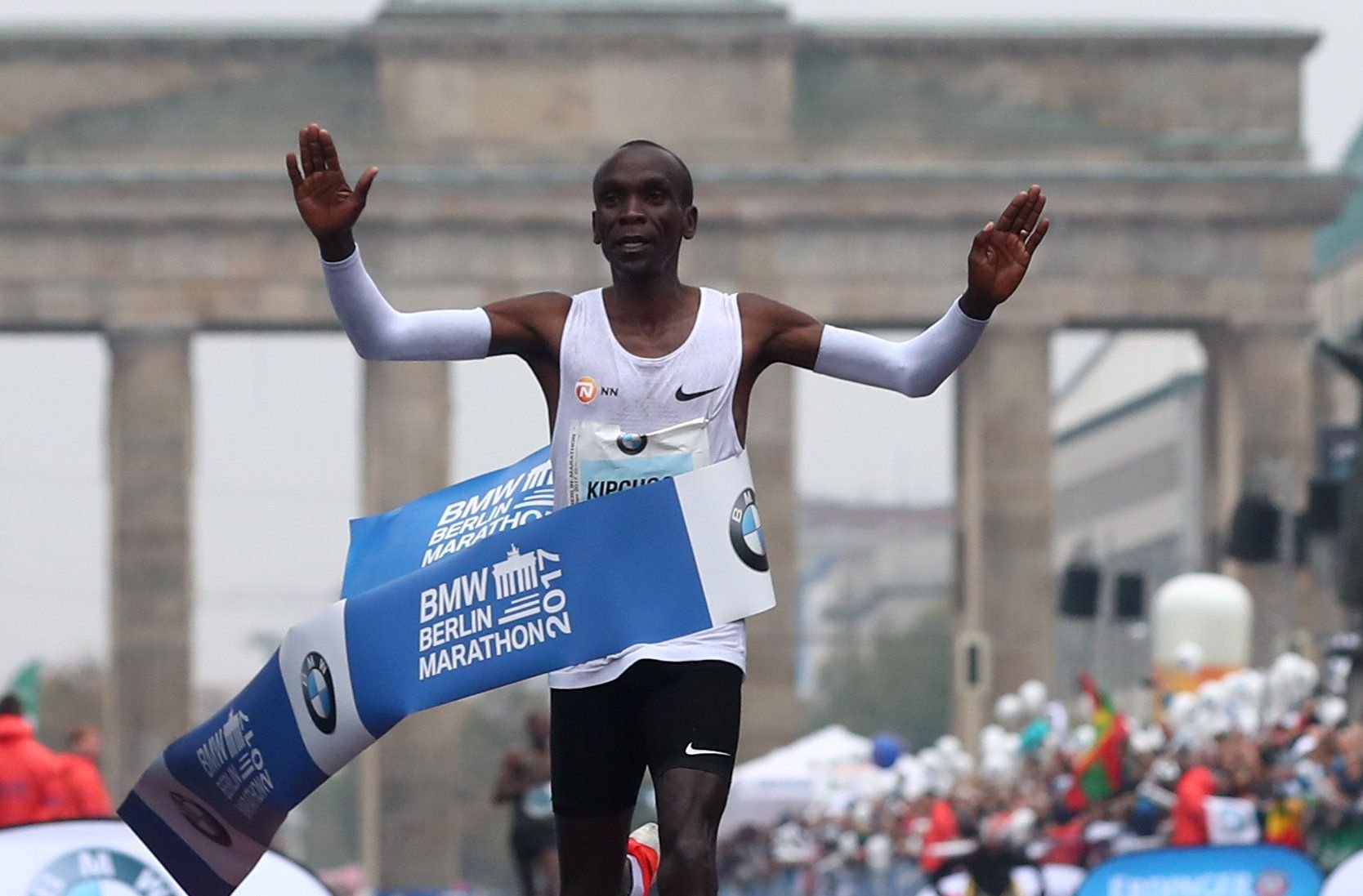 Eliud Kipchoge überquert als Erster die Ziellinie beim Berlin-Marathon 2017.