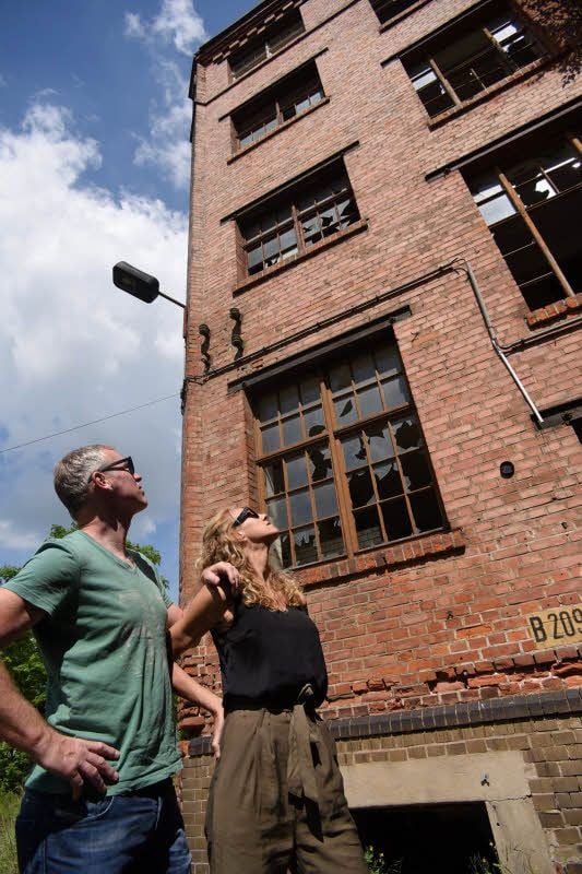 Mathias und Birgit Mahnke im Hof der Zeitzer Nudelfabrik.