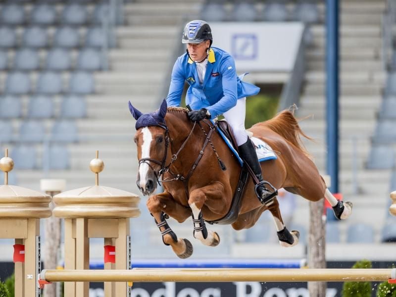 Christian Ahlmann überspringt auf seinem Pferd Mandato ein Hindernis. Foto: Rolf Vennenbernd/dpa/Archivbild
