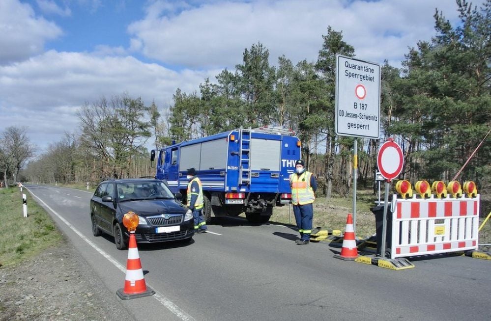 Kameraden des THW kontrollieren Ein- und Ausfahrende im Quarantäne-Sperrgebiet.