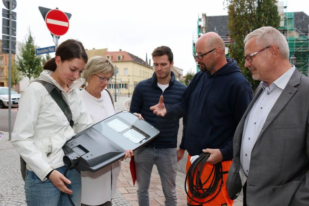 Dirk Gerullis (2.v.r.) erläutert Cornelia Wels, Ina Rauer, Markus Machatschek und Bernd Hauschild technische Details der LED-Leuchte vor Ort in Köthen.