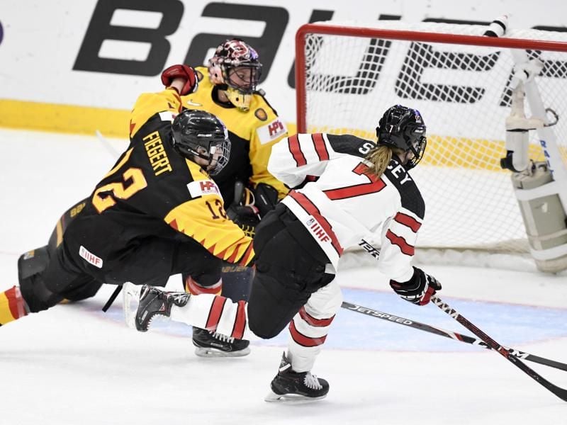 Kanadas Laura Stacey (r) trifft zum 3:0 gegen das deutsche Frauen-Team. Foto: Heikki Saukkomaa/Lehtikuva