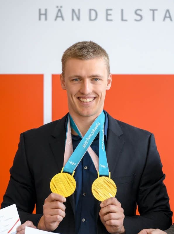 So sehen sie aus: Thorsten Margis zeigt seine Goldmedaillen.
