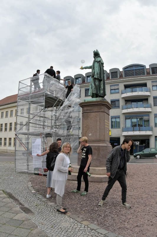 Vor dem historischen Franz-Denkmal stellte eine Gruppe ein Besichtigungspodest auf, um Dessau von oben zu betrachten.