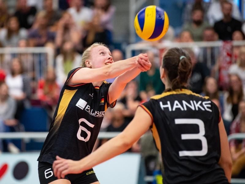 Jennifer Geerties (l) bei der Annahme. Foto: Guido Kirchner