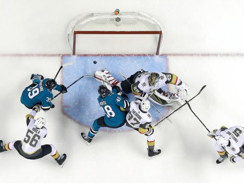 Tomas Hertl (M.) traf für die San Jose Sharks. Foto: Jeff Chiu/AP