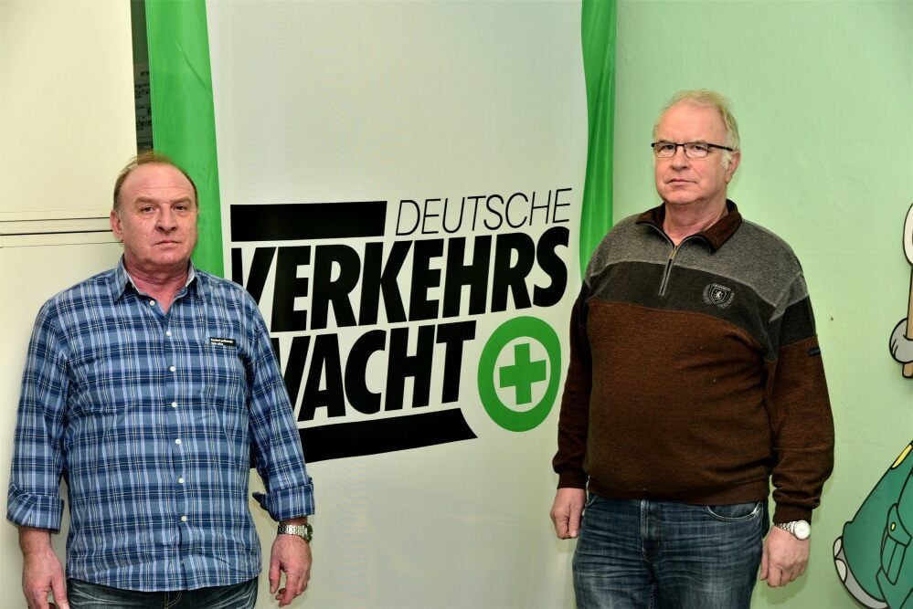 Ralf Beiersdorfer (links) und Benno Puschke von der Ortsverkehrswacht Bernburg blicken in eine ungewisse finanzielle Zukunft ihres Vereins.