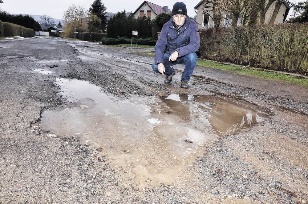 Anwohner Jörg Ziebell wünscht sich, dass die Straße Am Habichtstal in Rottleberode saniert wird. Andere lehnen es wegen drohender Beiträge ab.