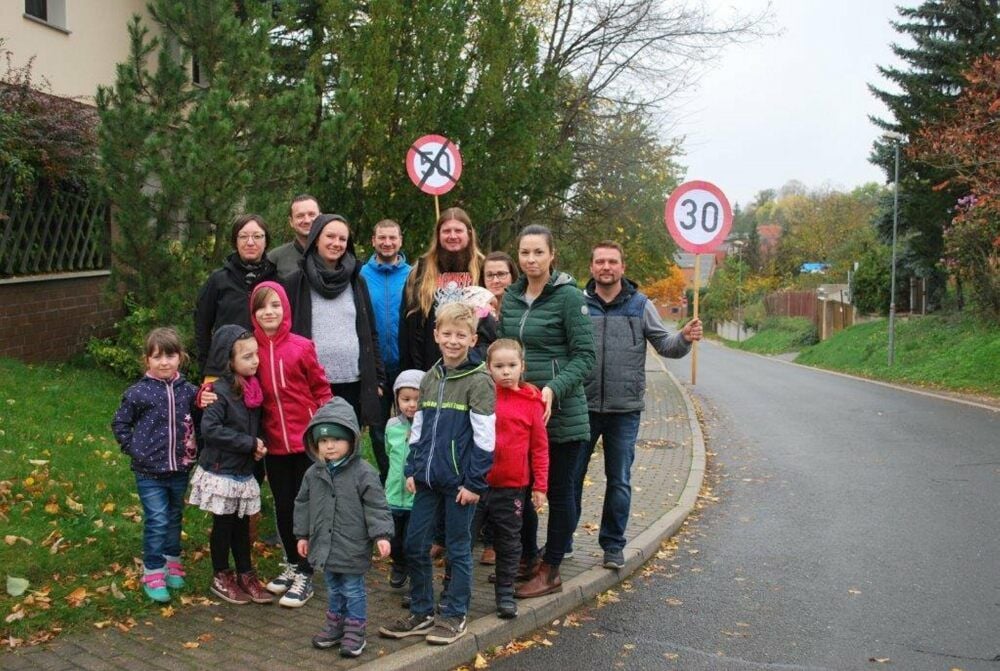 Unter den Anwohnern des Aupitzer Weges sind viele junge Familien. Sie fürchten wie Christin Altaner (2. v. r.) um das Leben ihrer Kinder.