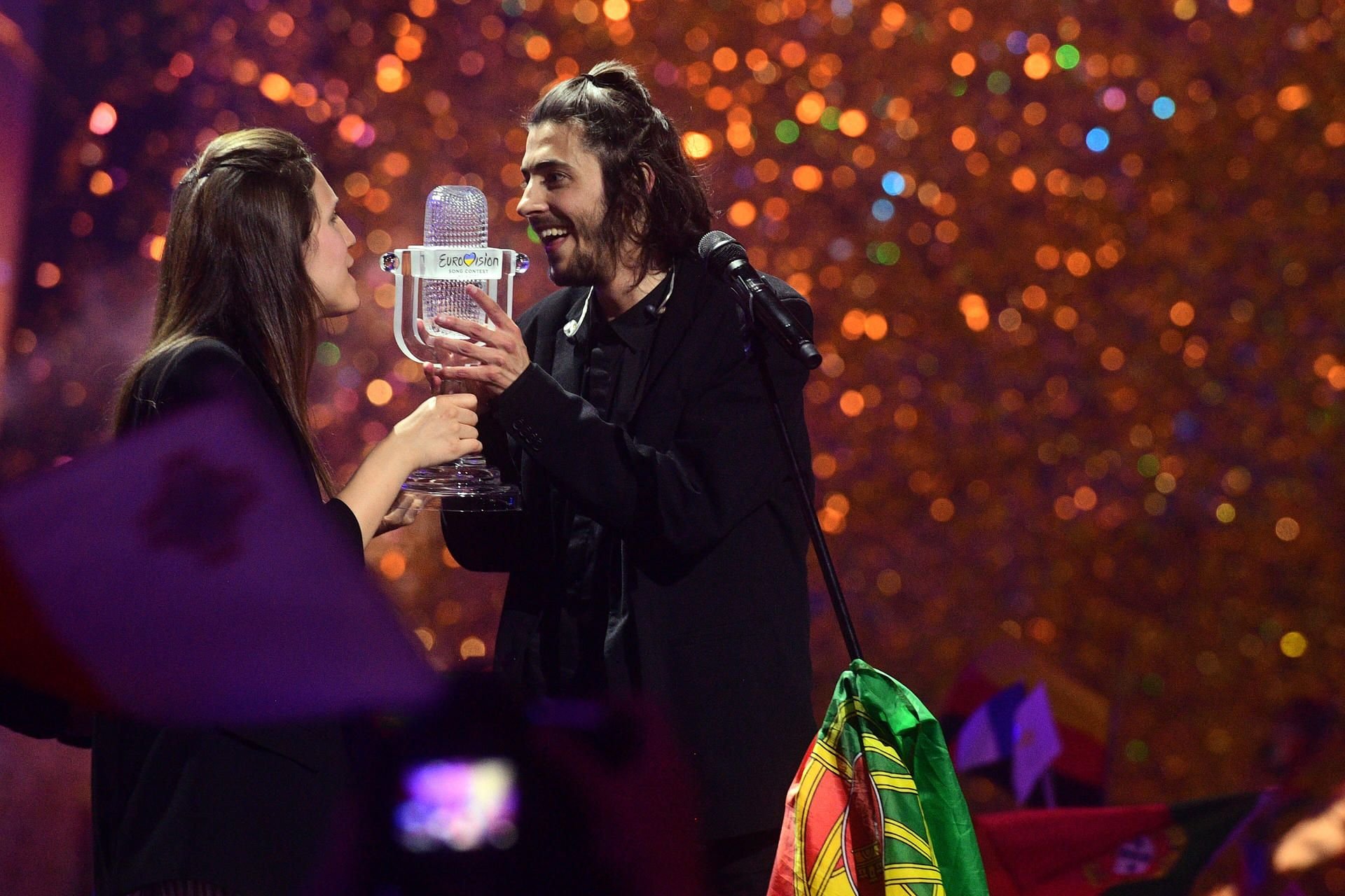 Salvador Sobral und seine Schwester feiern den ESC-Sieg.