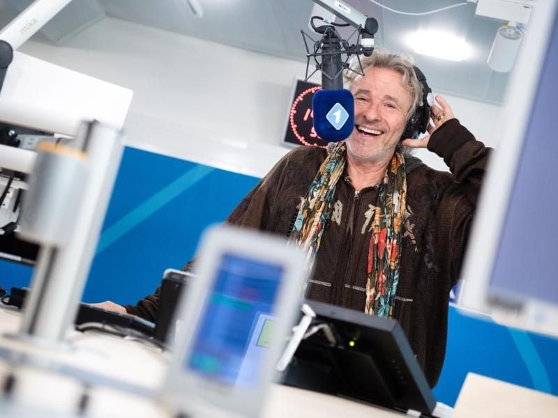 Moderator Thomas Gottschalk beim Bayerischen Rundfunk in einem Radio-Studio. Foto: Matthias Balk/dpa