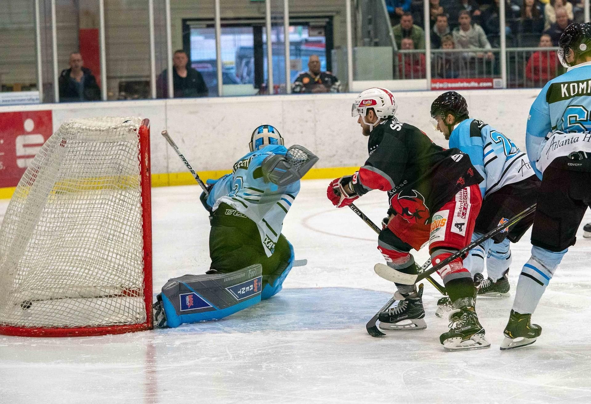 Maximilian Schaludek trifft hier zum 1:0 für die Saale Bulls gegen Leipzig.