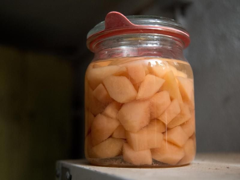 Eingekochte Birnen sind lange haltbar - allerdings nur, wenn das Glas noch luftdicht verschlossen und der Gummiring nicht porös ist. Foto: dpa-tmn