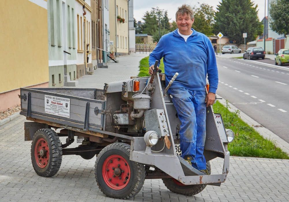 Ralph Köbbel aus Bernburg besitzt ein Nutzfahrzeug der besonderen Art. Hier geht es nur im Stehen voran.