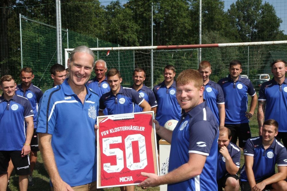 Klosterhäselers Coach Michael Knorr (l.) erhielt von Kapitän Philipp Saal und dessen Teamkollegen ein Geschenk zum 50. Geburtstag.