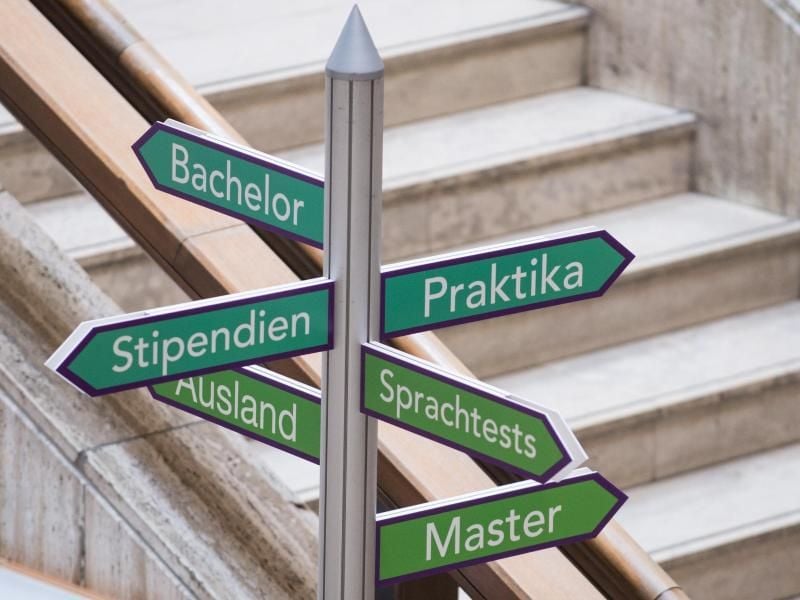 Die Abschlussphase im Studium kann ganz schön stressig sein. Wer nun keine Zeit mehr hat zu jobben, kann die oft zinsfreien Abschlussdarlehen vom Studentenwerk nutzen. Foto: Franziska Gabbert/dpa-tmn