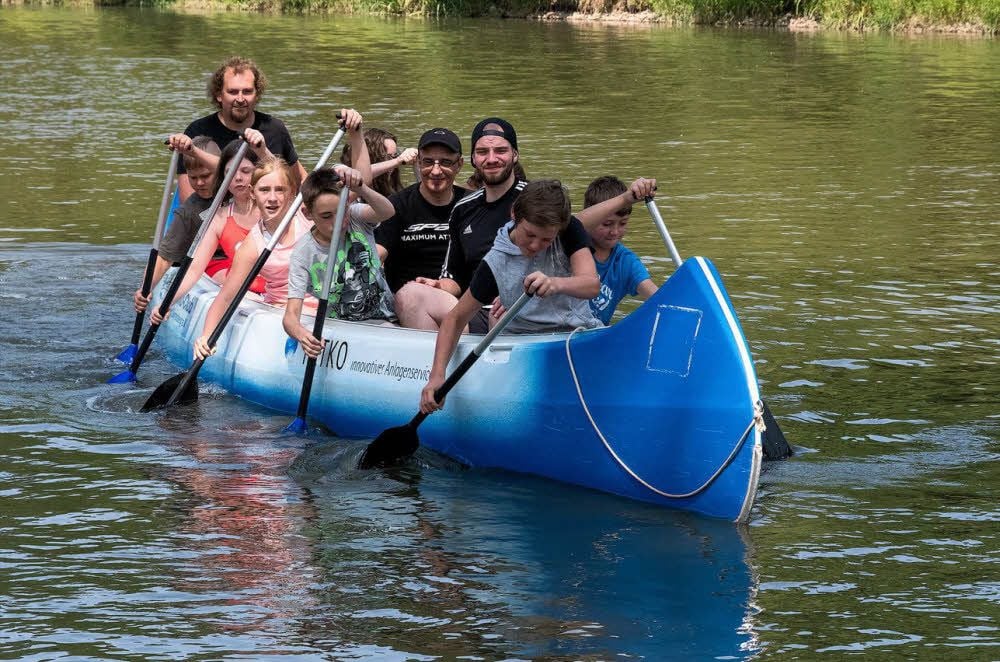 Jugendliche vom Kinder- und Jugendhaus Halle trainieren im Dickboot.
