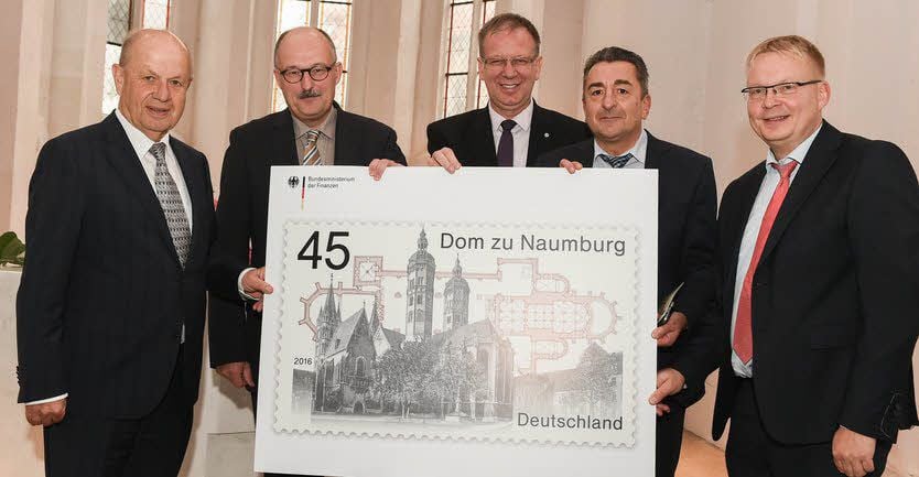 Curt Becker (v.l.), Michael Meister, Johann Schneider, Gunnar Schellenberger und Holger Kunde mit der neuen Naumburger-Dom-Briefmarke.